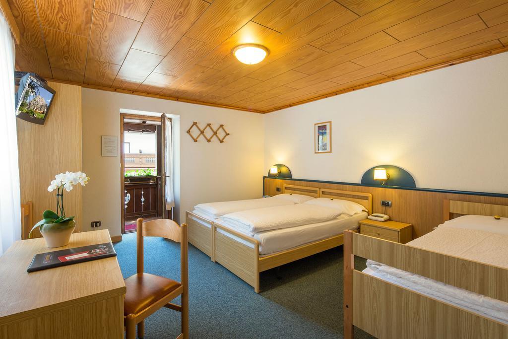 Hotel Garni Ai Serrai ロッカ・ピエートレ エクステリア 写真