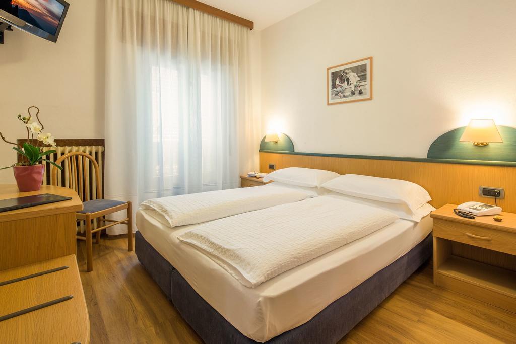 Hotel Garni Ai Serrai ロッカ・ピエートレ エクステリア 写真