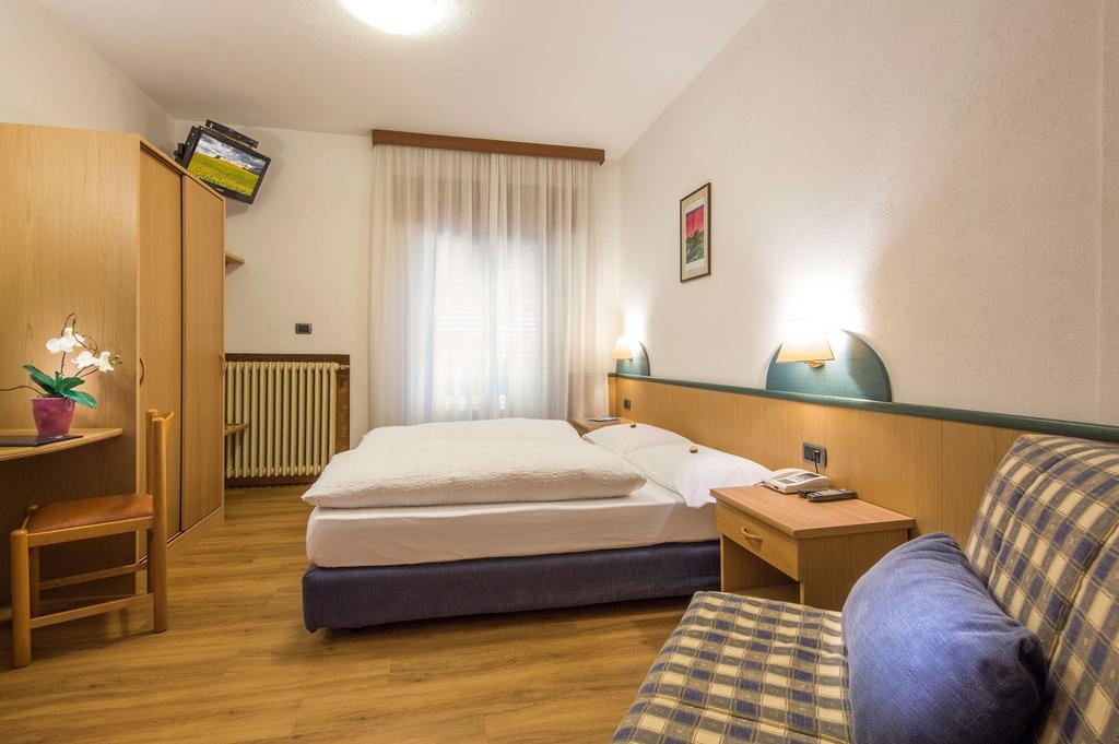 Hotel Garni Ai Serrai ロッカ・ピエートレ エクステリア 写真