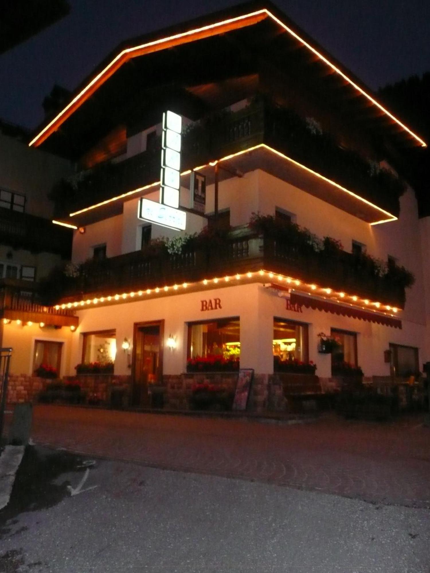 Hotel Garni Ai Serrai ロッカ・ピエートレ エクステリア 写真