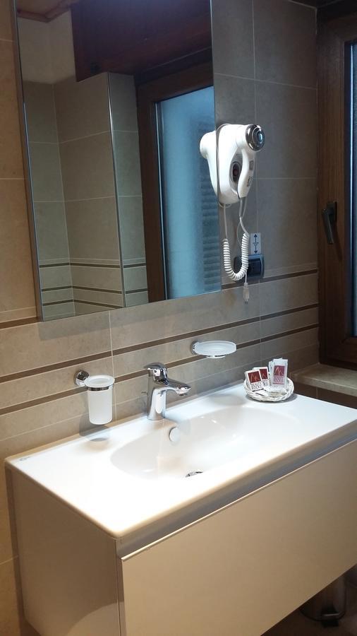 Hotel Garni Ai Serrai ロッカ・ピエートレ エクステリア 写真